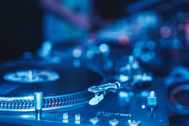 Moskova - 21 Mayıs, 2016: Dmc dünya Dj olay Yotaspace gece kulübünde. Japonya'dan assolist 2002 Dünya şampiyonu Dj Kentaro