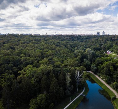Kiev - 1 Temmuz, 2018: hava dron fotoğraf güzel yeşil park Feophania. Yukarıda uçan ile DJI indeks işlem quadro helikopter kamera ile çekim manzara. Popüler turistik landmark. Kiev şehir büyük doğal Feofaniya bahçede