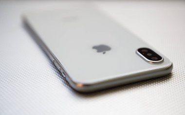Kiev, Ukrayna-19 Eylül, 2018: Yeni Iphone Xs kadar Kapat'modeli. Akıllı telefon ile çift kamera, cam arka panel ve sonsuz ekran en yeni Apple beyaz ve silve. Trendy smartphone aygıt kopya