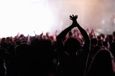 Moskova-29 Temmuz 2017: müzik festivali açık büyük konser kalabalık. Genç adam en sevdiği şarkıya el koydu. Eğlence etkinliğinde konser seyircisi. Adam yendi eller alkış