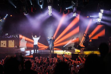 Moskova - 30 Kasım, 2014: rap şarkıcısı L'One büyük müzik konser. Canlı eğlence olay gece kulübünde.