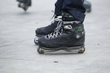 Moskova - 25 Mart, 2017: agresif inline paten aşırı skatepark içinde buz pateni için. Raylar, çıkıntıları eziyet ve rampalar üzerinde havaya siçra için özel satır içi silindir bot yapılan