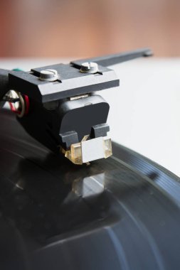 Müzikal vinil kaydı ile pikap oyuncu. Retro Tema.