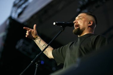 Moskova-21 Temmuz 2017: rap şarkıcı basta Gazgolder canlı müzik festivali açık canlı set performans. Açık hava eğlence etkinliği. Sahnede mikrofon ile popüler rapçi