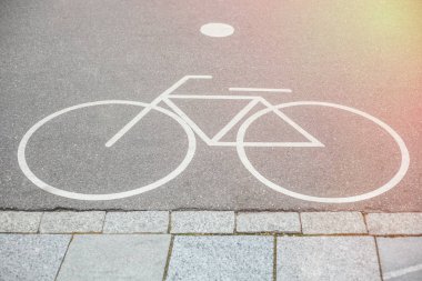 Asfalt park açık havada Bisiklet lane tabelada beyaz boyalı. Ayrı yol sağlıklı ekolojik Taşımacılık/Nakliyat