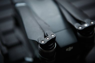 Kiev - 16 Ocak, 2018: ile DJI indeks işlem Mavic Pro. Profesyonel 4k hava quadrocopter kamerayý kapatmak. Yüksek kaliteli uav uçağı aygıt manzara, Aksiyon fotoğrafçılığı için. Kamera ile uçan aracı