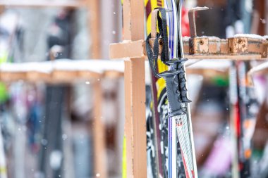 Bukovel, Ukrayna-19 Mart, 2018: Kiralık kayaklar Bukovel Winter Park Resort Güney Avrupa'da turistler için Stand. Profesyonel dağ Kayak Ekipmanları aktif turizm için
