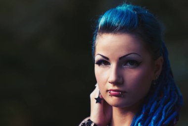 şık punk piercing ve farklı renkli gözleri açık havada poz