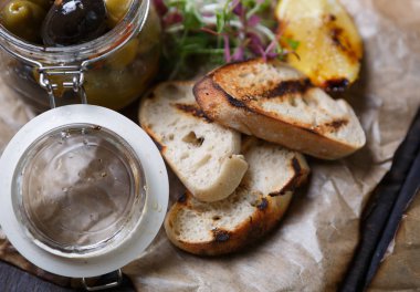 Lezzetli İtalyan bruschetta çanak dekoratif kahverengi kağıt tabak gurme restoranında servis. Snack bar menü öğesi için meze. Doğal aperatifler kafede öğle yemeği için keyfini çıkarın. Yemek menüsü kapat