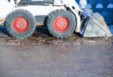 Kar temizleme makinesi kürek ile dondurucu kış yol kar ve buz ile temizleyin. Kar-pulluk kar şehrin sokaklarında kaldırın. Kış servis araç kar üfleyici iş. Karlı buzlu yollarda dikkatli