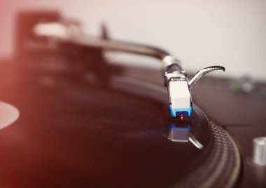 Hip hop Dj turtnable ile müzik kayıtları oynamaya. Vinil parça tırmalamak kaydı kullanılır. Yakın çekim. Pro ses donanımı için disk jokey, ev partisi ya da gece kulübü olay. Makro