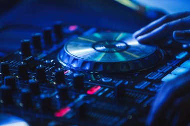 Moskova - 14 Ekim, 2016: Rus rap şarkıcısı Kravz gece kulübü Moskva sahnede büyük konser. Dj müzik ve çizilmemesi Katos profesyonel dj MIDI denetleyicisi üzerinde izler kız eline odaklanın. Konser için modern disk jokey dijital ses cihazı