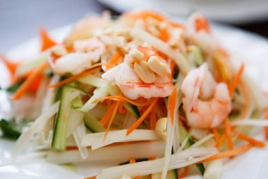 Haşlanmış karides, kereviz, lahana ve fıstık Tepesi Çin salatası. Geleneksel mutfağı ile Vietnam restoranı lezzetli renkli yemek. Lezzetli ve sağlıklı doğal gıda vitamin ile