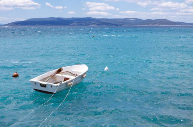 Adriyatik Denizi kıyılarının güzel deniz scape. Kiralama motorlu tekne mavi lagün su üzerinde yüzer. Yaz tatil kiralık tekneyle. Egzotik adaya seyahat etmek su tekne üzerinde