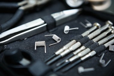 Vape Dükkanı. Modern vaping cihaz bakım ve yükseltme bölümlerinde kapatın. O popualr ecig vaper cihaz satın. Elektronik Sigara İçilmeyen ejuice için aracı. Tornavidalar alet çantası onarım için