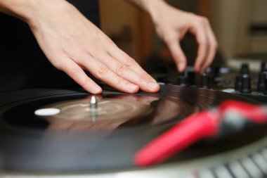 Turntable üzerinde hip hop müzik vinil kayıtla tırmalamak DJ uygulama oyuncu kayıtları. Profesyonel analog disk jokey odakta tablo açın. Gece kulübü ses ekipmanları için parti, konser