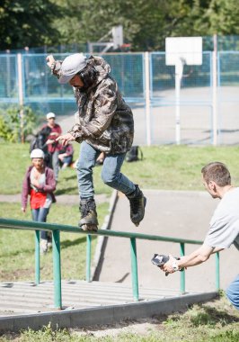 Moskova - 15 Ağustos, 2015: açık saldırgan rollerbladers tamamlama S3t Yarışması. Genç patenci adam Küpeşte üzerinde paten bileme.