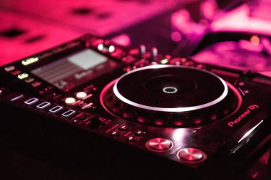 Kiev-4 Temmuz, 2018: Dj gece kulübü konser sahnede tablo oyuncu açın. Techno oynamak için disk jokey Kur elektronik müzik festivali Event'de izler. Profesyonel DJ'ler Kur sahnede