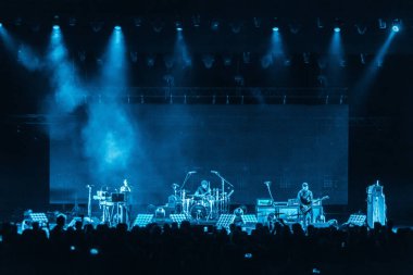 Moskova - 28 Şubat, 2015: popüler şarkıcı ve elektronik müzisyen Delfin Crocus müzik salonunun sahnede konser