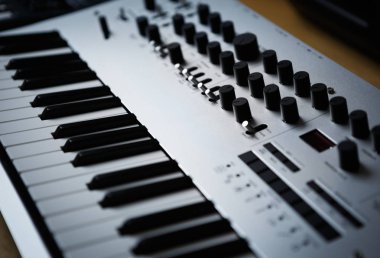 Profesyonel dijital MIDI klavye müzik çalmak için. Piyano tuşları odak. Partiler ve konser canlı müzik klibi için. Yüksek qualirt ses stüdyo ekipmanları piyanist müzisyen için kayıt