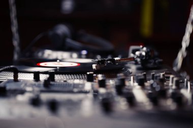 Pikap vinil plak çalar, analog ve dijital müzik Dj için analog ses teknolojisi. Yakın, makro için profesyonel stüdyo cihazları