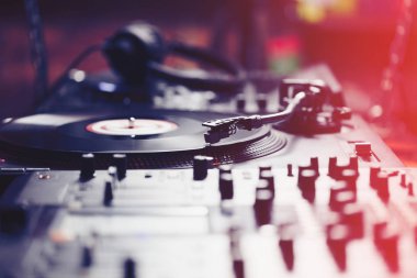 Pikap vinil plak çalar, analog ve dijital müzik Dj için analog ses teknolojisi. Yakın, makro için profesyonel stüdyo cihazları