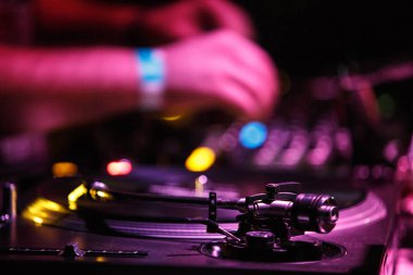 Kiev-4 Temmuz, 2018: Retro Technics Sl-1210 pikap vinil kayıtları oyuncu sahnede. Konser sahnesinde profesyonel vintage dj ses ekipmanları. Ortofon iğne sıfırdan analog kaydı ile müzik kulübü