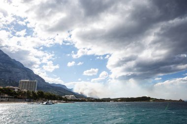 Makarska, Hırvatistan - 18 Haziran, 2017: Hırvatistan Adriyatik Denizi kıyısında vahşi orman yangını.