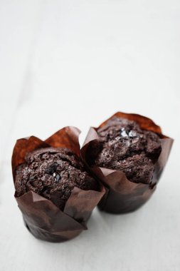 Beyaz masada iki çikolatalı kekler. Metin için yer kopyalayın. Kakao ve şeker ile şekerli tatlı foor. Yakın, makro.