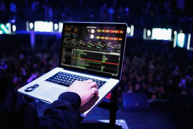 Moskova - 15 Kasım, 2016: Dj mix dijital müzik gösterisinde Rane Serato kalabalık gece kulübü sahnede Apple Macbook Pro.Disc jokey konser üzerine yüklü yazılım karıştırma üzerinde nighclub