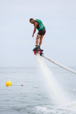 Odessa, Ukrayna-21 Ağustos, 2017:Modern hydroflyer kurulu. Genç adam jetski tubojet tahtada sürmek. Modern vurgulama kurulu motorlu tekne su tekne için bağlı. Hydroflying su sporları