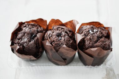 Plastik gıda konteyner üç taze pişmiş çikolata kek kekler, tatlı kek pasta kahve molası için. Kafe, gurme tatlı ekmek götürmek