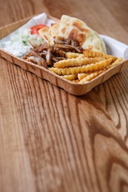 Kağıt tabak tablo büyük geleneksel Yunan mutfağı yemek hazır. Fast food medditeranean restoran menü yemekleri. Kavrulmuş et souvlaki yemeğin tadını çıkarın ve kızarmış gyros rulo. Abur cubur yemek listesi