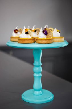 İtalyan restoranında taze ekmek yapım ürünleri. Delicious kremalı tart ve narenciye kafe tatlı menüsünde. Nautral malzemeler ile lezzetli tatlı gıda.