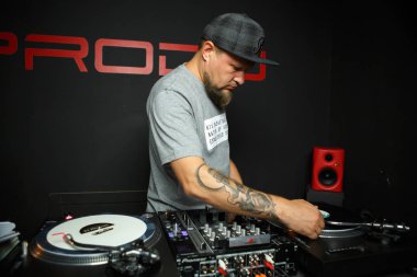 Kiev - 28 Temmuz, 2018: Hip hop Dj 13 buz Prodj studio ayarla canlı vinil müzik çalar. Retro Technics Sl 1210 turntable ve modern Pioneer Djm ses mikseri ile profesyonel DJ mix müzik parçaları