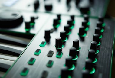 Profesyonel ses ekipmanları için dj remix ve konser, parti müzik çalmak için. Ses stüdyo teknoloji kayıt. MIDI klavye piyano, Fader ve düzenleyiciler ile dijital müzik aleti
