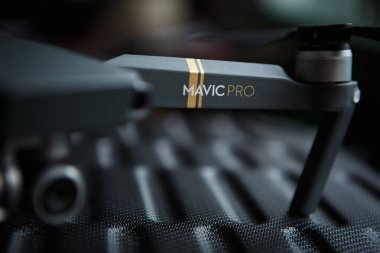 Kiev - 16 Ocak, 2018: ile DJI indeks işlem Mavic Pro. Profesyonel 4k hava quadrocopter kamerayý kapatmak. Yüksek kaliteli uav uçağı aygıt manzara, Aksiyon fotoğrafçılığı için. Kamera ile uçan aracı