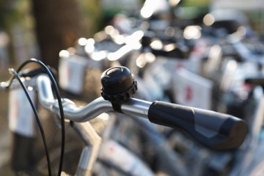 Bisiklet gidon çan odaklı. Kiralık bisiklet üzerinde istasyonu otopark pikap almak