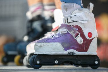 Odessa, Ukrayna-21 Ağustos, 2017: agresif inç - line paten paten patenci ayakları üzerinde. USD karbon extremal agresif pateni için kaymaktadır. Profesyonel rulman ağızları aşırı hileler için