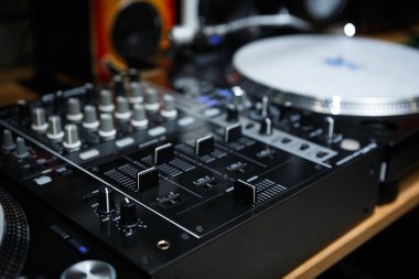 Profesyonel parti dj ses mikseri denetleyicisi. Fader ve ses düzenleyiciler üzerinde odaklanın. Oyun ve parti ya da konser, müzik parçaları ile modern ses ekipmanları remix. Ses efektör yakın çekim