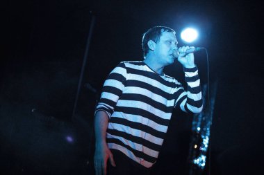 Moskova - 31 Mart, 2016: Rus rap şarkıcısı Vladimir Nigativ 16 ton gece kulübünde müzik albümü Nix Et Nox hediye olarak bilinen Afanasiev