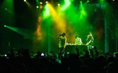 Moskova - 2 Eylül, 2016: büyük hip hop konser rapçi Yung yalın gece kulübü. Aydınlatma, parlak sahne alanı kalabalık dans pistine müzik hayranları ile gösterinin keyfini çıkarın. Sahne sanatları olay