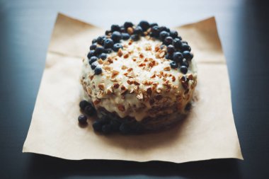 Yaban mersini kremsi Pie badem ile yakın çekim 