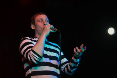 Moskova - 31 Mart, 2016: Rus rap şarkıcısı Vladimir Nigativ 16 ton gece kulübünde müzik albümü Nix Et Nox hediye olarak bilinen Afanasiev