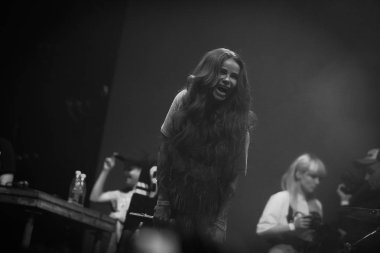 Moskova - 26 Eylül, 2015: popüler medya kişi Ayza şarkı rap şarkıcısı Kravz gece kulübünde konserinde sahnede