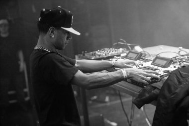 Moskova - 7 Mart: Ünlü hip-hop yapımcısı Abraham Orellana Araabmuzik oyun canlı konser, Rusya'nın Moskova 7 Mart 2015 tarihinde aka