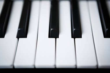 Profesyonel dijital MIDI klavye müzik çalmak için. Piyano tuşları odak. Partiler ve konser canlı müzik klibi için. Yüksek qualirt ses stüdyo ekipmanları piyanist müzisyen için kayıt
