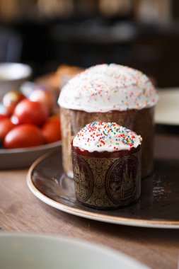 Lezzetli ev Paskalya dekorasyon buzlanma ile pasta. Lezzetli yemek keyfini ve Ortodoks Hıristiyan bahar tatil kutlamak. Mevsimlik kutlama yemekler masaya servis