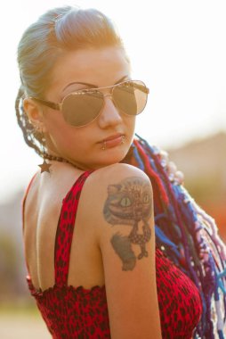 Senin üstünde serin punk kız
