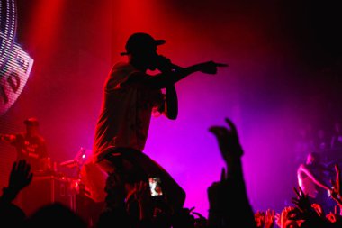 Moskova - 15 Kasım, 2016: ünlü müzik grubu Asap mafya performans gösteren canlı hip hop müzik gösterisi gece kulübü sahnede